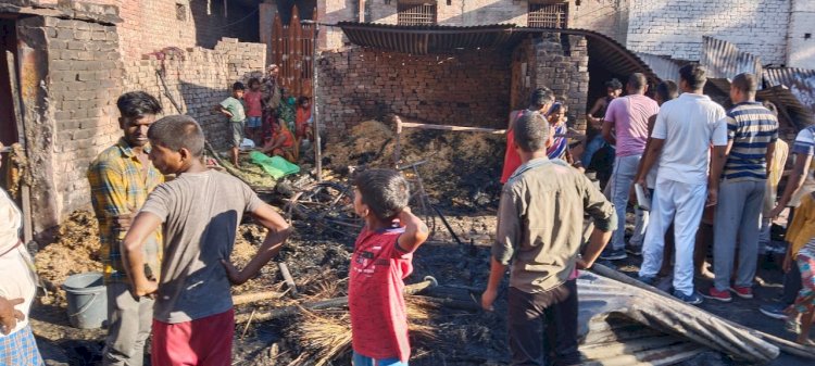 बलिया में बीस फिट हवा में उड़ गया गैस सिलेण्डर, पुलिड संग ग्रामीणों ने दिखाई हिम्मत